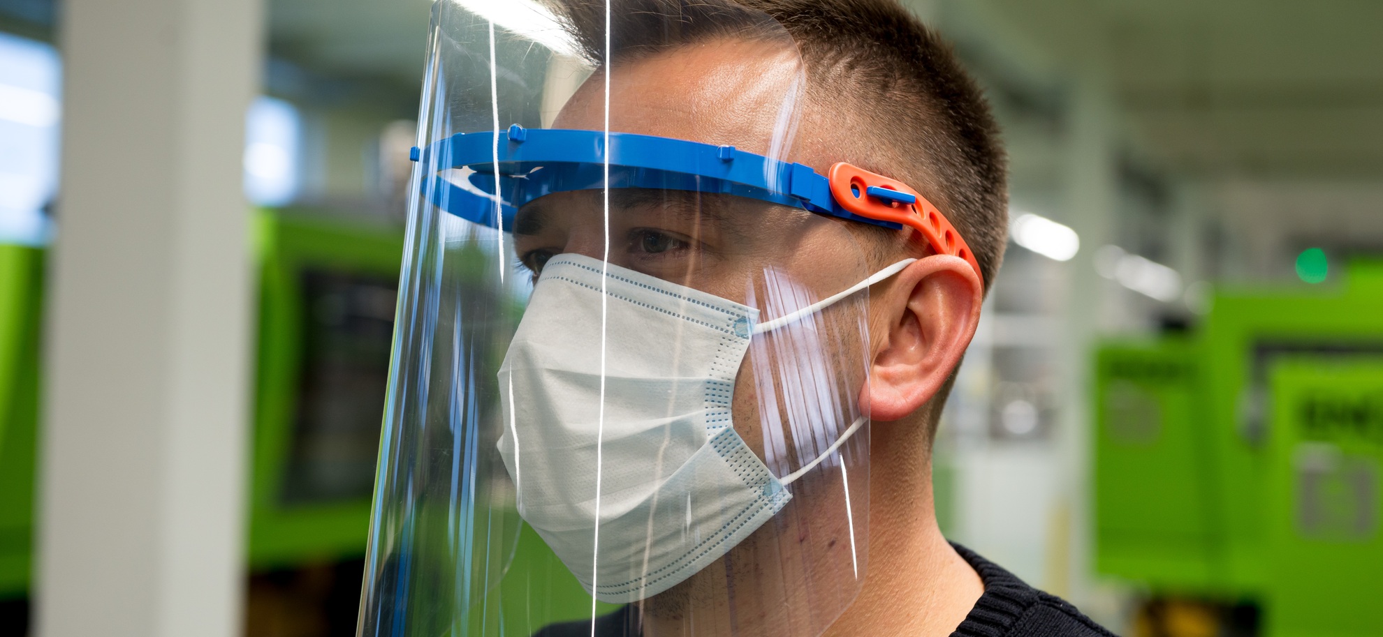 Drutex produziert Atemschutzmasken mit Gesichtsschild und hilft damit einem weiteren Krankenhaus