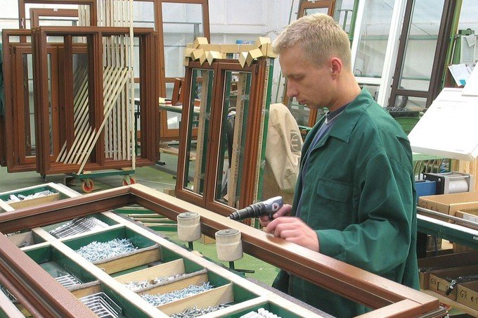 Aufnahme der Produktion von Holzfenstern und -türen