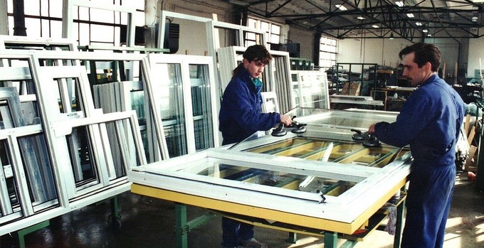 Aufnahme der Produktion von Kunststofffenstern und -türen